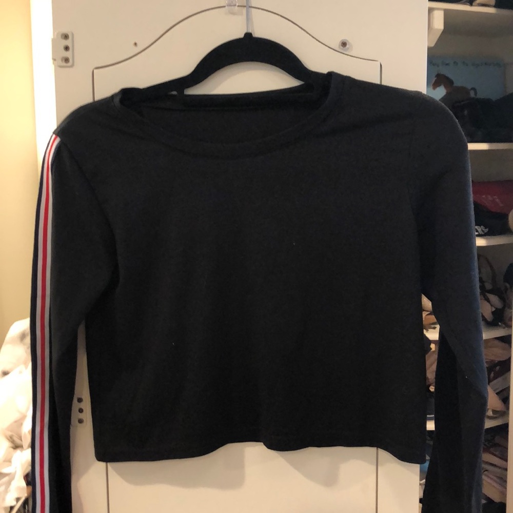Black cropped long sleeve shirt with red and white